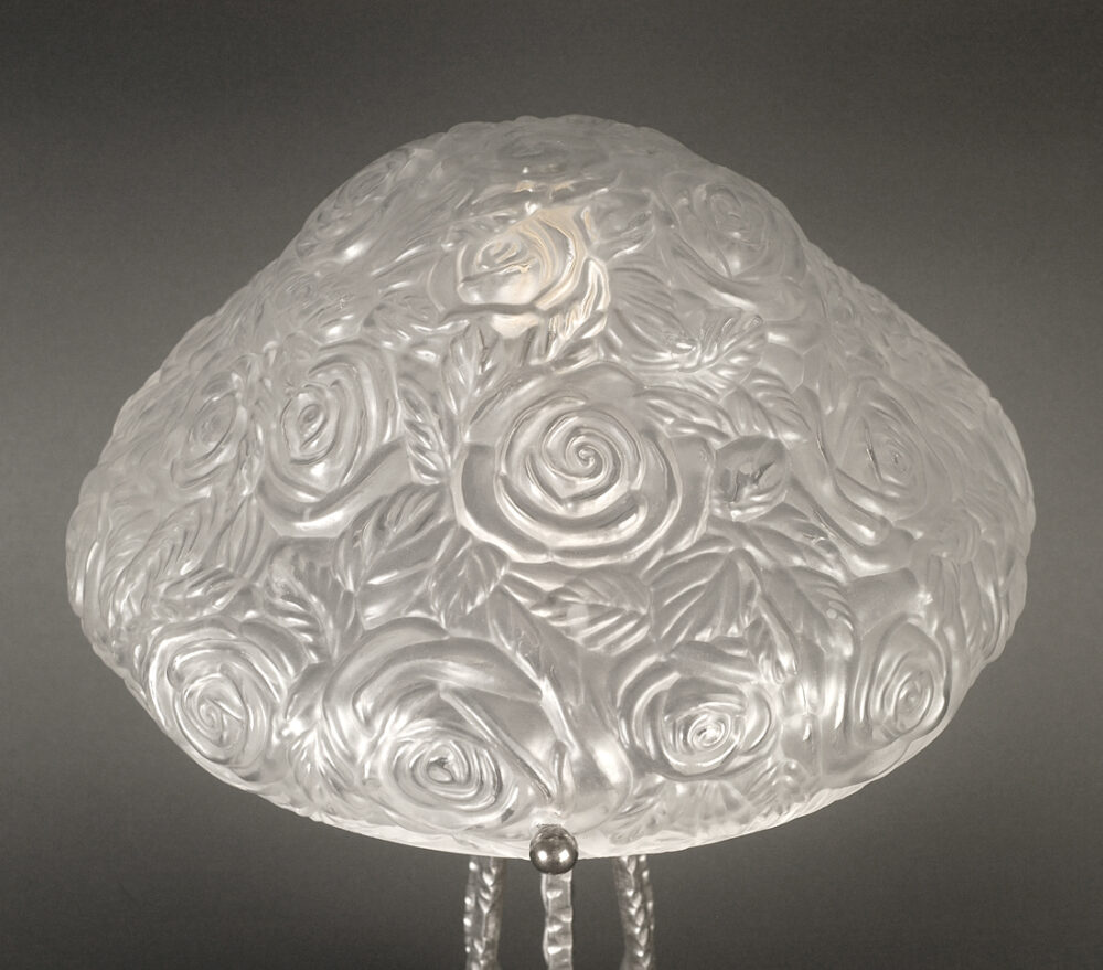 LAMPE ART DECO ANNÉES 1930 EN FERRONNERIE D'ART ET DÔME EN VERRE MOULÉ-PRESSÉ MOTIFS ROSES – Image 3