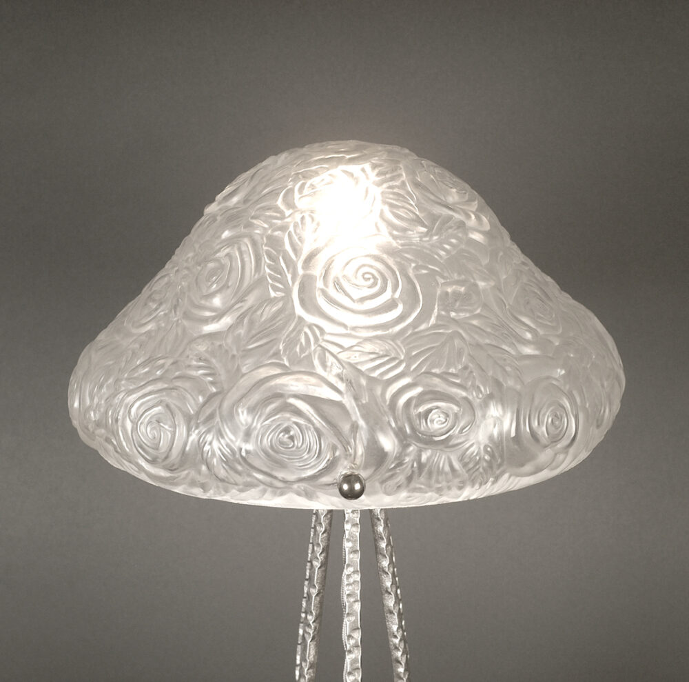 LAMPE ART DECO ANNÉES 1930 EN FERRONNERIE D'ART ET DÔME EN VERRE MOULÉ-PRESSÉ MOTIFS ROSES – Image 5