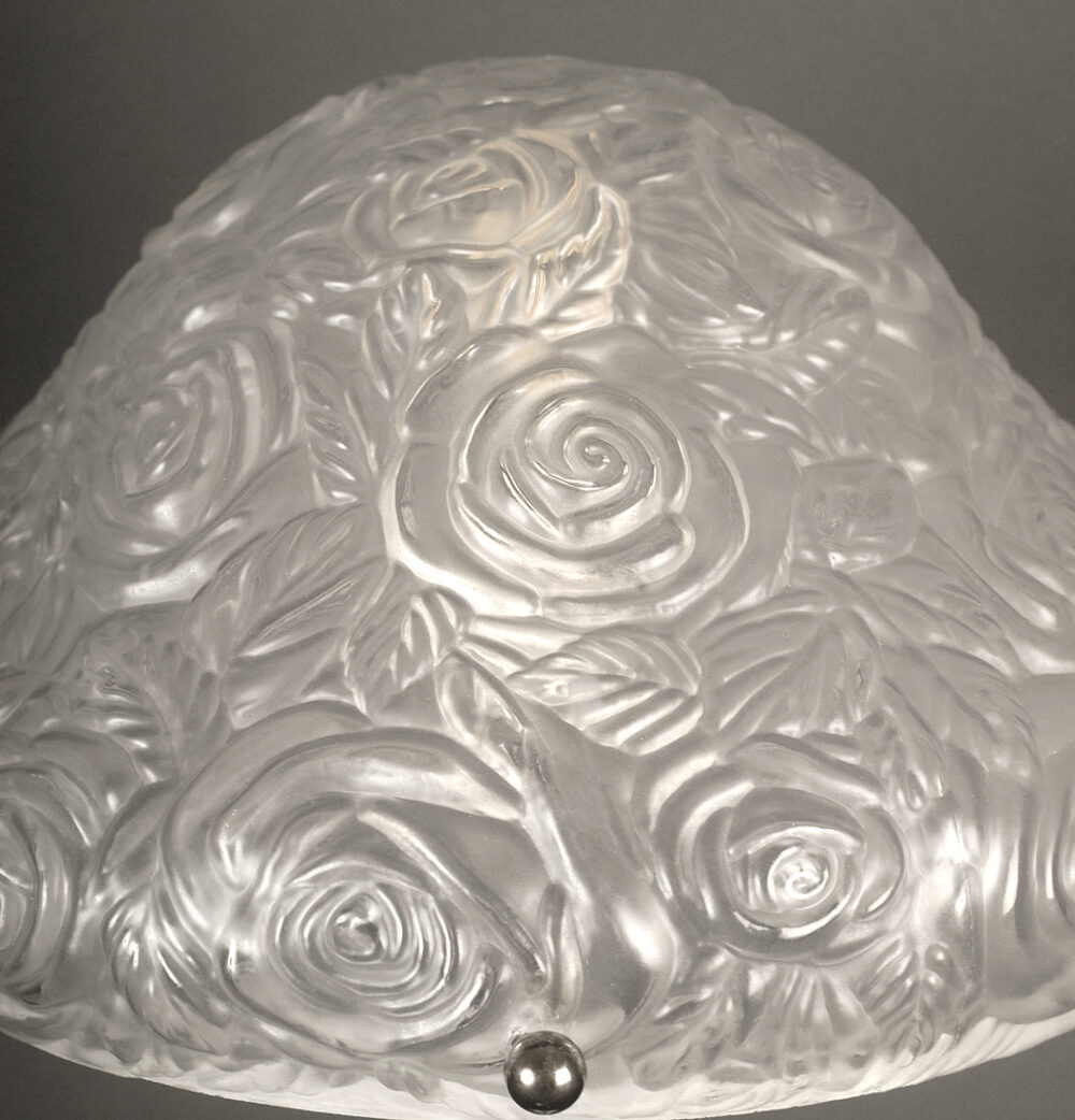 LAMPE ART DECO ANNÉES 1930 EN FERRONNERIE D'ART ET DÔME EN VERRE MOULÉ-PRESSÉ MOTIFS ROSES – Image 8