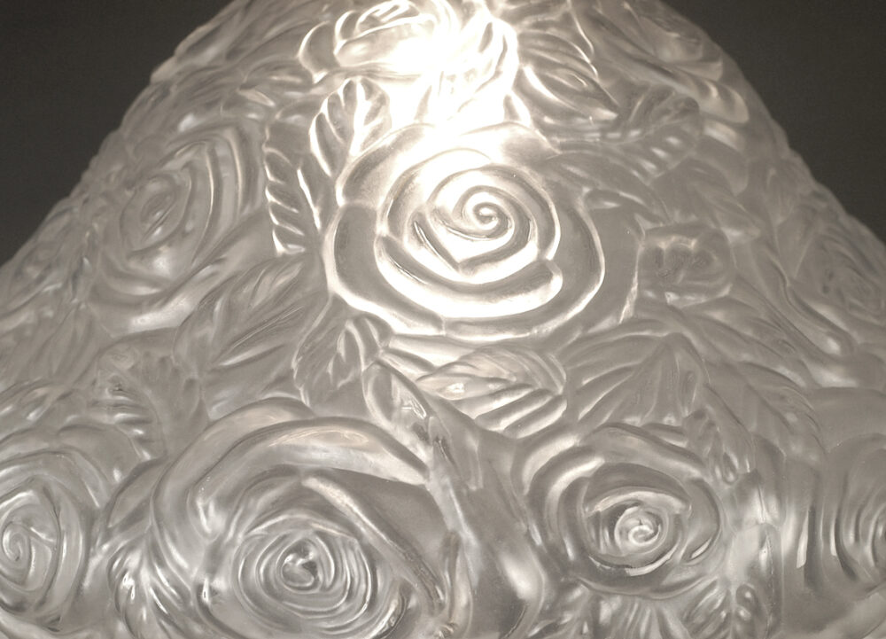 LAMPE ART DECO ANNÉES 1930 EN FERRONNERIE D'ART ET DÔME EN VERRE MOULÉ-PRESSÉ MOTIFS ROSES – Image 10