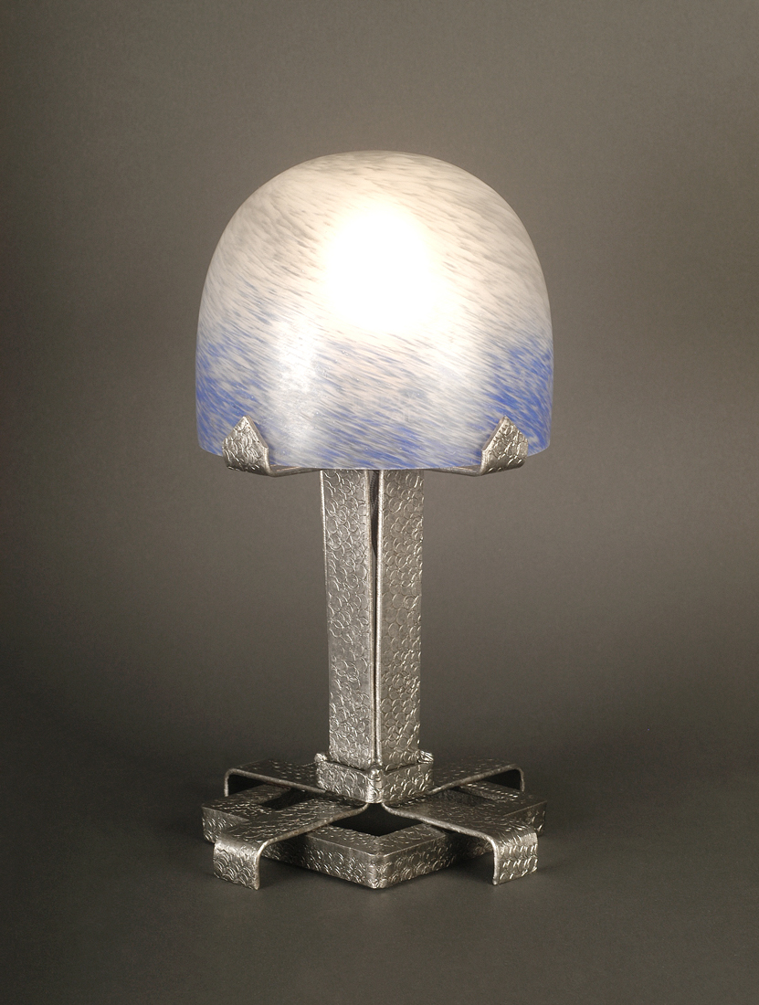 MULATY : LAMPE ART DÉCO EN FERRONNERIE D'ART AVEC DÔME EN PÂTE DE VERRE BLANC ET BLEU – Image 2