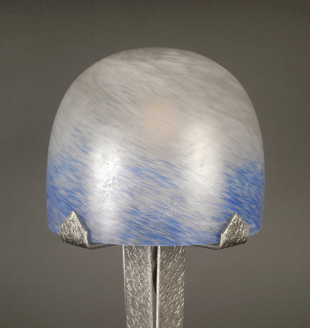 MULATY : LAMPE ART DÉCO EN FERRONNERIE D'ART AVEC DÔME EN PÂTE DE VERRE BLANC ET BLEU – Image 3