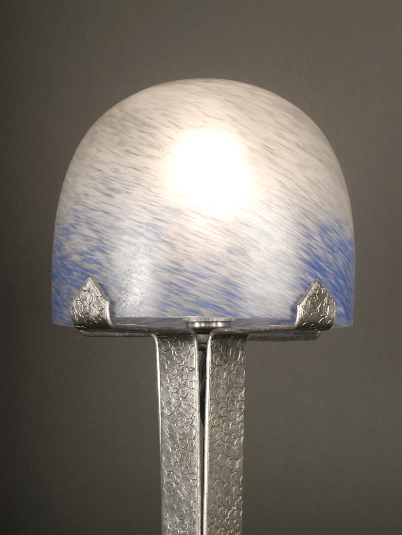 MULATY : LAMPE ART DÉCO EN FERRONNERIE D'ART AVEC DÔME EN PÂTE DE VERRE BLANC ET BLEU – Image 4