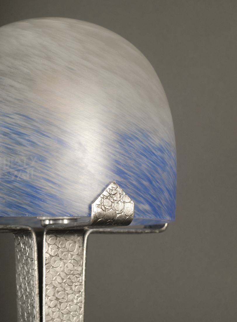 MULATY : LAMPE ART DÉCO EN FERRONNERIE D'ART AVEC DÔME EN PÂTE DE VERRE BLANC ET BLEU – Image 5