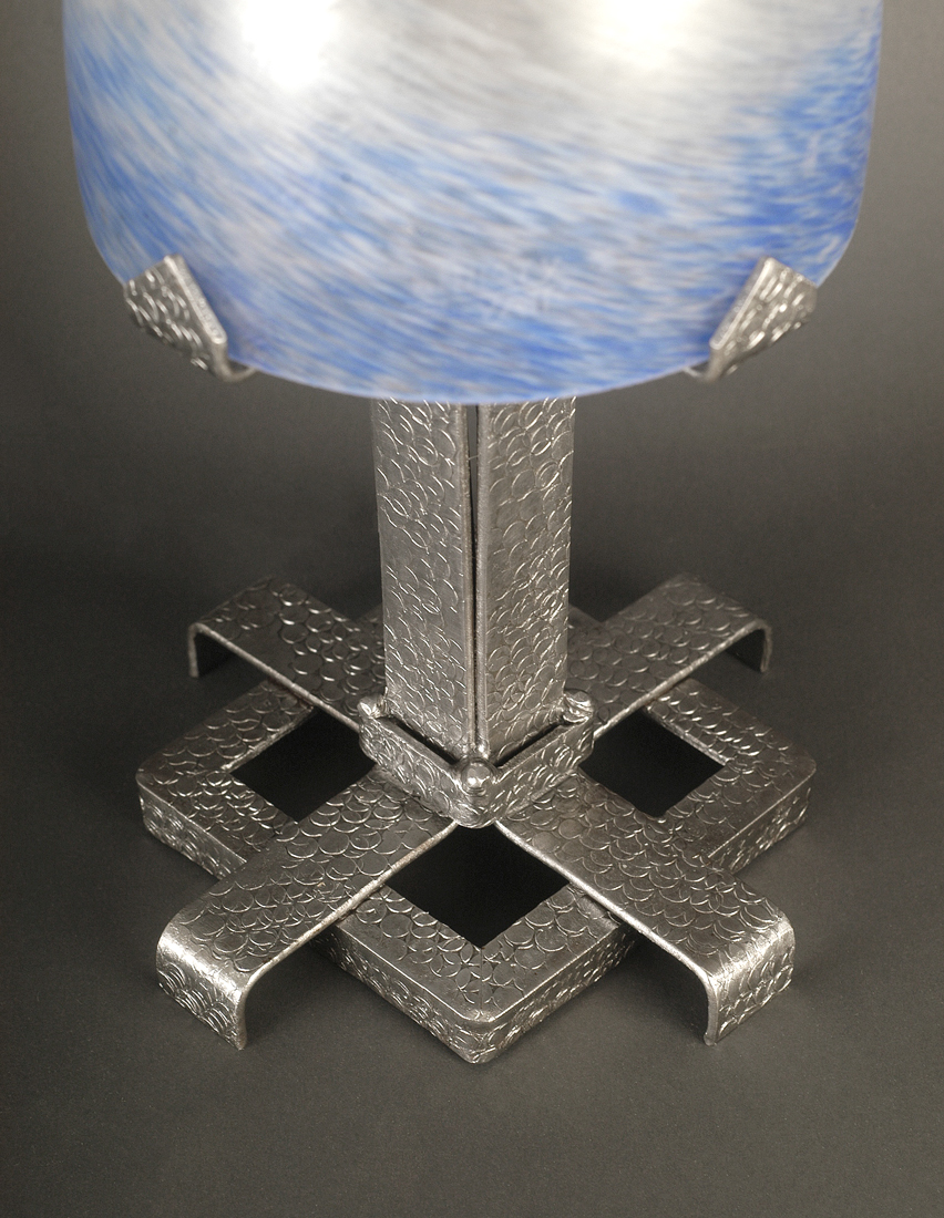 MULATY : LAMPE ART DÉCO EN FERRONNERIE D'ART AVEC DÔME EN PÂTE DE VERRE BLANC ET BLEU – Image 6