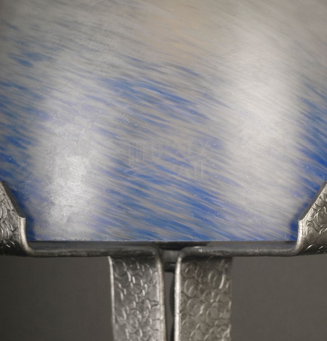 MULATY : LAMPE ART DÉCO EN FERRONNERIE D'ART AVEC DÔME EN PÂTE DE VERRE BLANC ET BLEU – Image 7